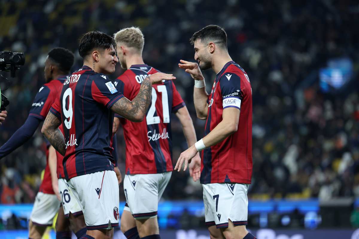 Orsolini e Castro esultano dopo il gol