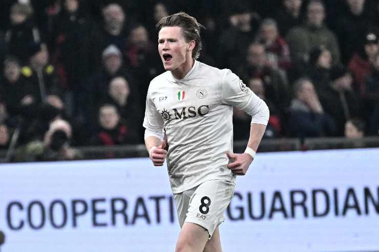 Scott McTominay esulta dopo un gol