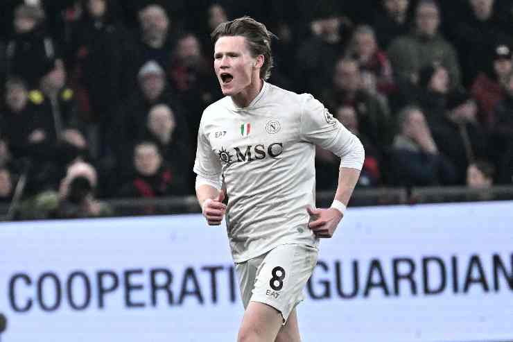 Scott McTominay esulta dopo un gol al Genoa