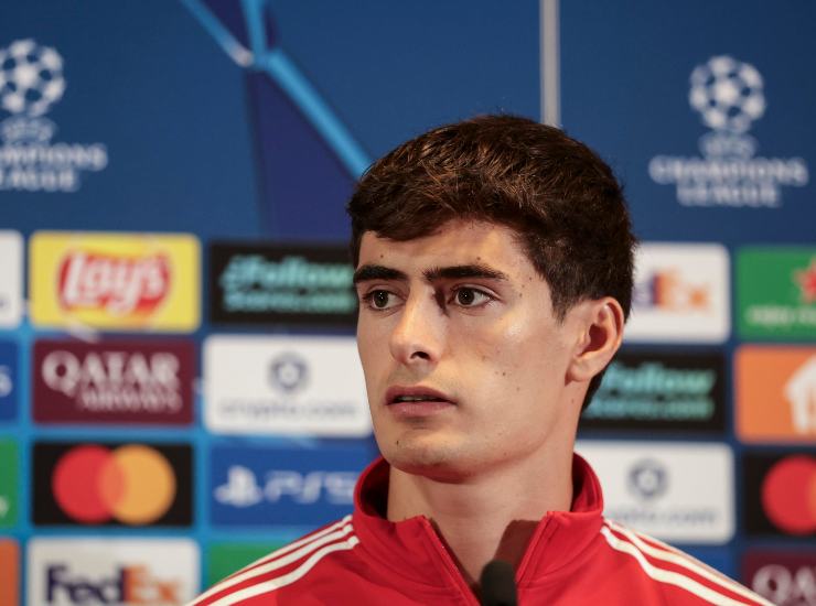 Silva durante una conferenza stampa