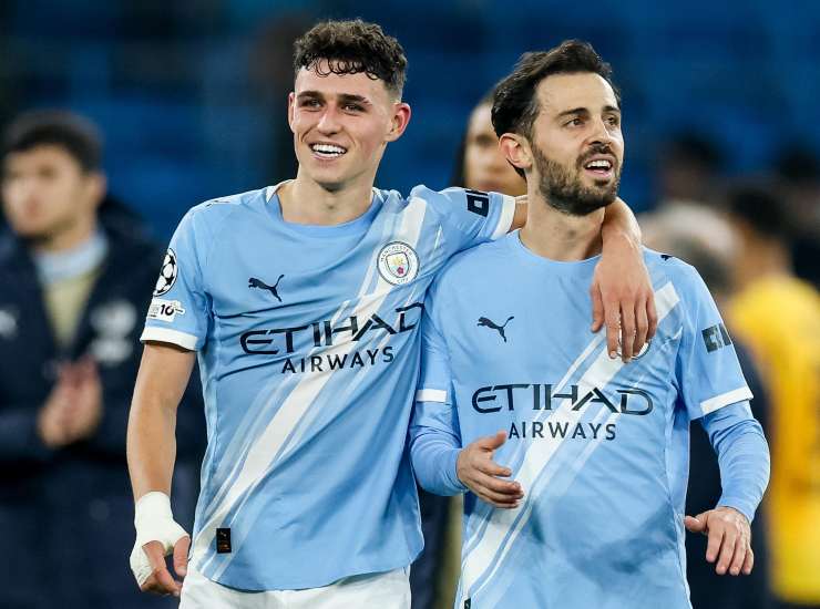 Bernardo Silva abbracciato da un compagno