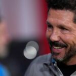 Simeone sorridente in primo piano