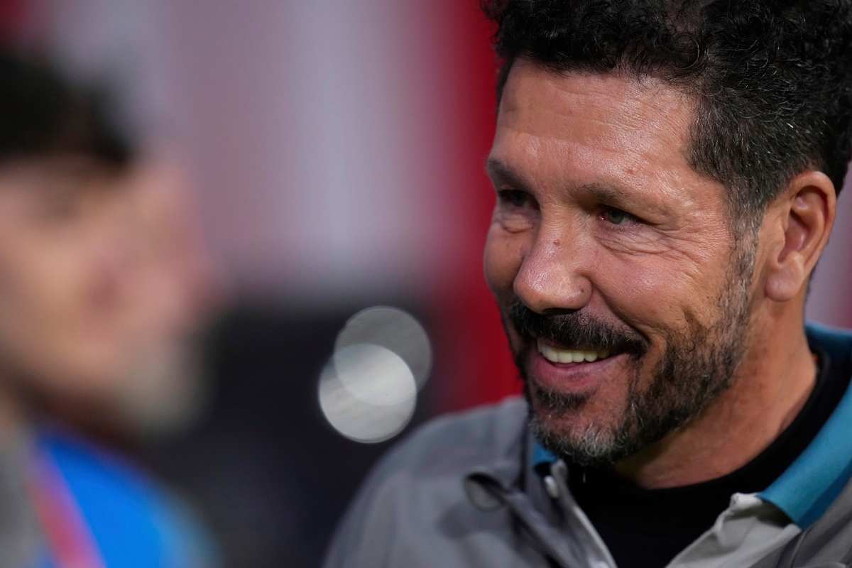 Simeone sorridente in primo piano