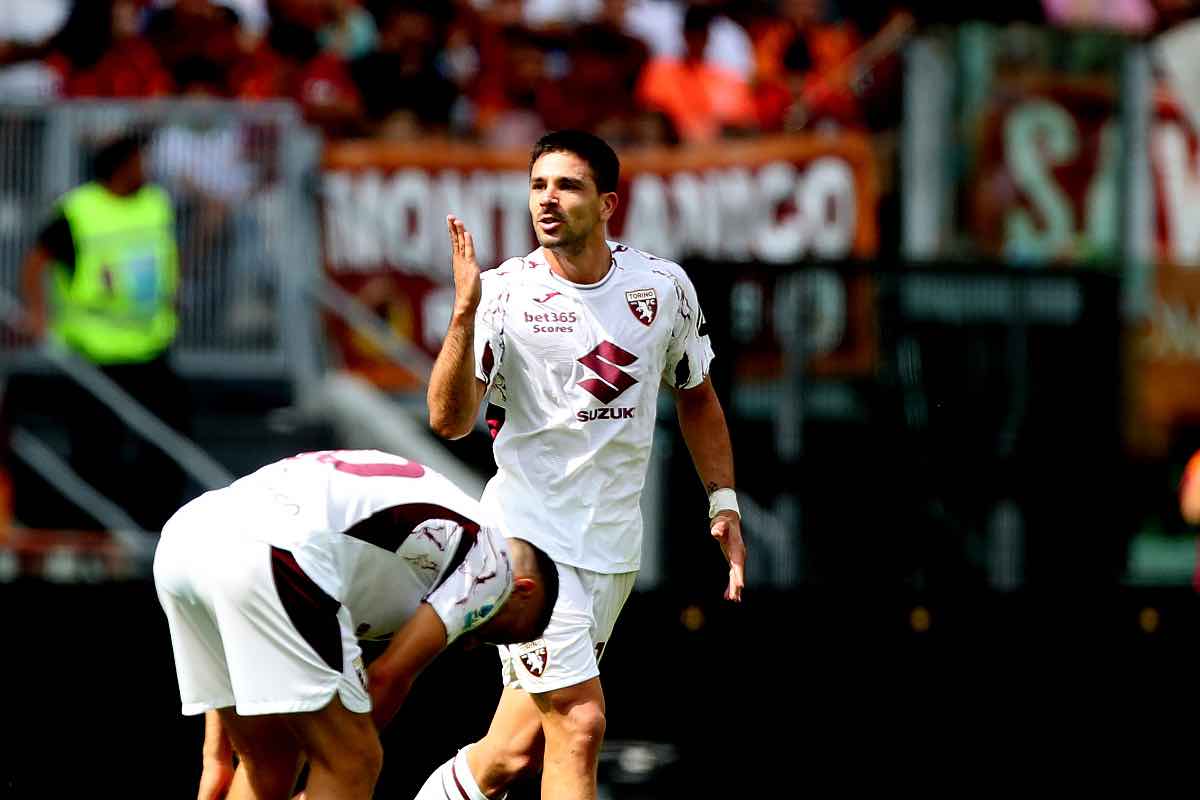 Giovanni Simeone esulta dopo il gol alla Roma