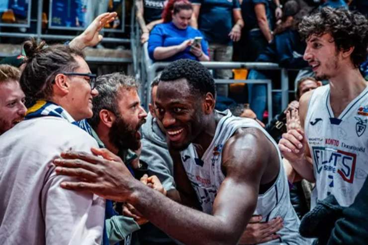 Simon Anumba tra la folla