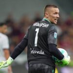 Lukasz Skorupski con il pallone in mano