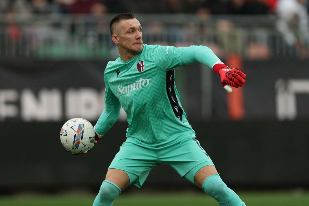 Lukasz Skorupski rinvia il pallone con le mani