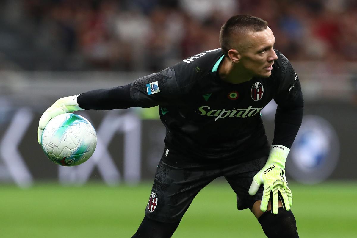 Lukasz Skorupski of Bologna FC in action during the Serie A match between AC Milan and Bologna FC 1909 at Giuseppe Meazza Stadium on September 14, 2025 in Milan, Italy.
