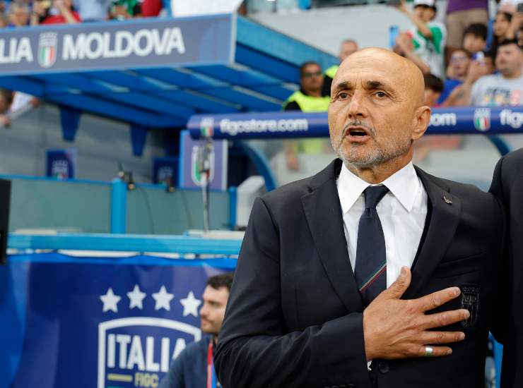 Spalletti durante l'inno d'Italia