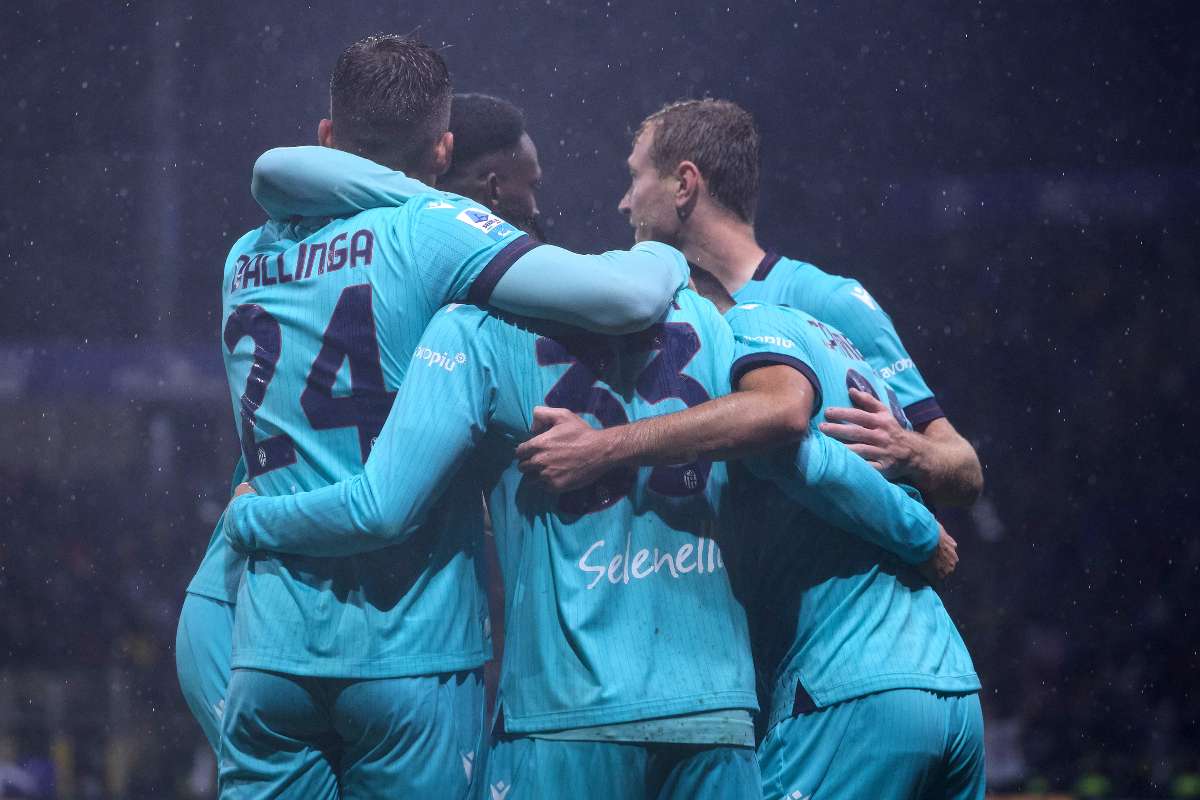 Il Bologna esulta dopo il gol