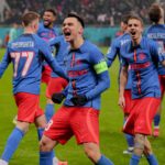 Giocatori Steaua esultano dopo un gol