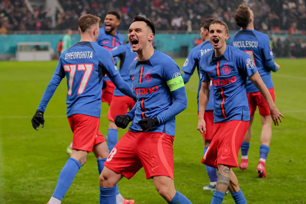 Giocatori Steaua esultano dopo un gol