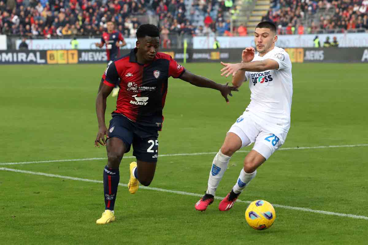 Ibrahim Sulemana e Nicolò Cambiaghi in azione durante Cagliari-Empoli nel 2023
