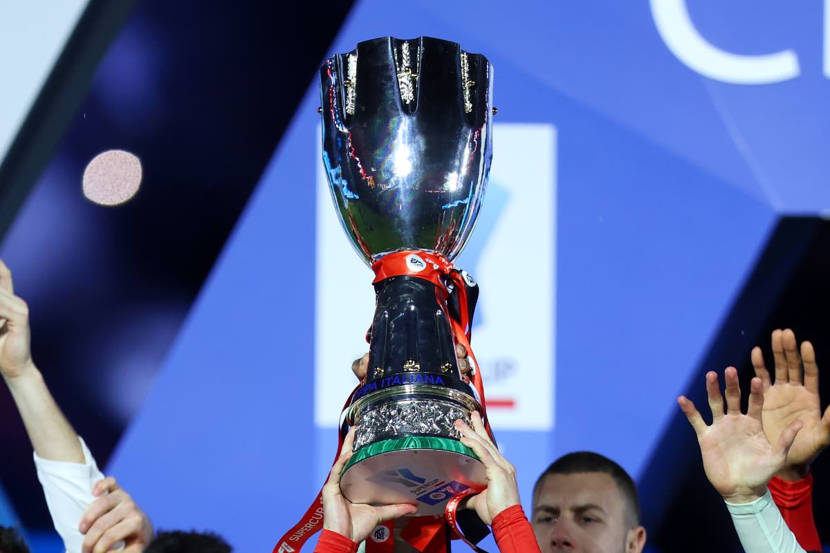 Il trofeo della Supercoppa Italiana