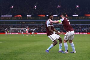 L'Aston Villa esulta dopo un gol