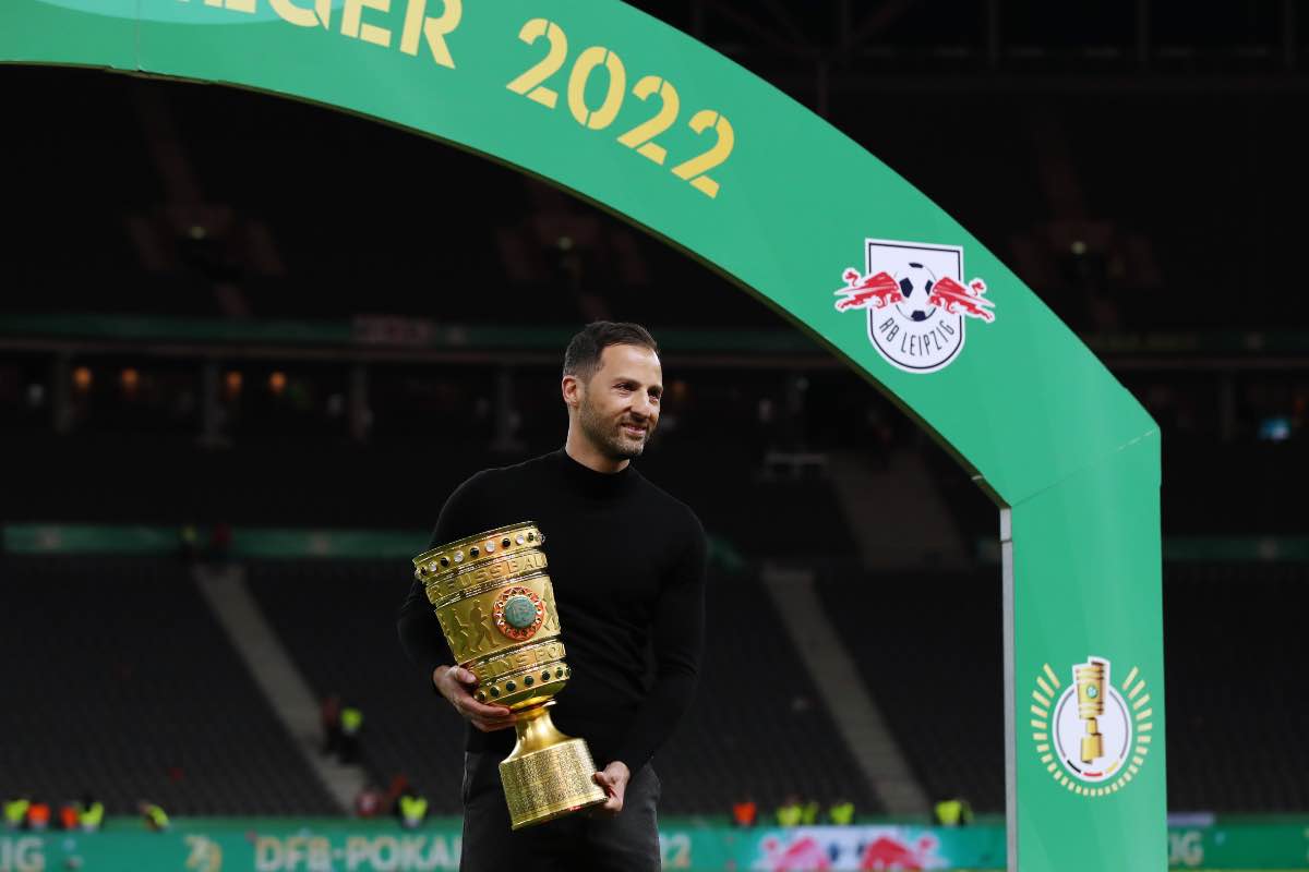 Domenico Tedesco con la DFB Pokal vinta con il RB Lipsia
