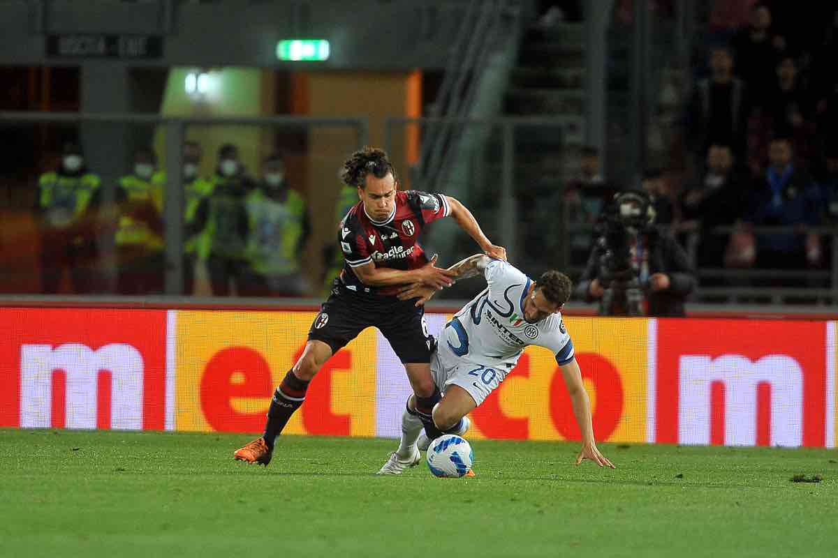 Theate in contrasto su Calhanoglu durante Bologna-Inter (2022)