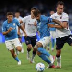 Arthur Theate a contrasto con Di Lorenzo durante Napoli-Bologna