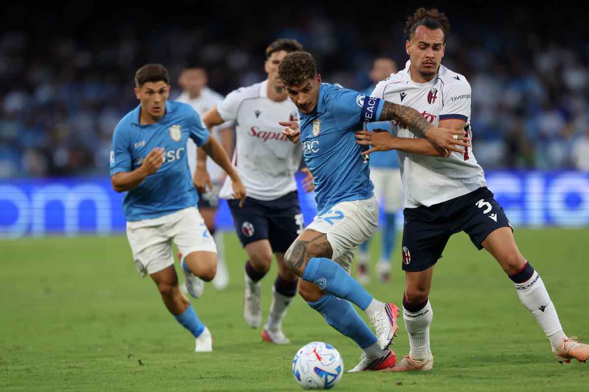 Arthur Theate a contrasto con Di Lorenzo durante Napoli-Bologna