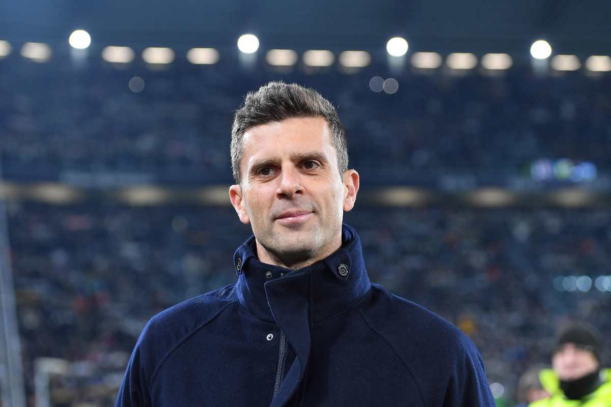 Motta sorridente in primo piano