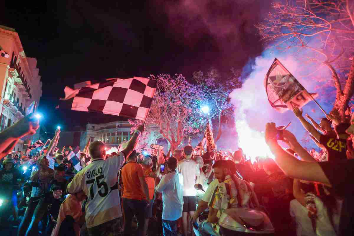 Palermo-Catanzaro, rissa in tribuna e lancio di oggetti: caos al Barbera – VIDEO