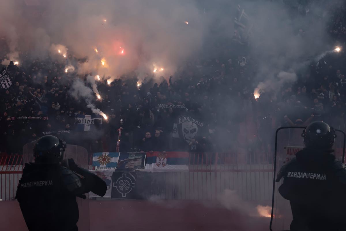 I tifosi del Partizan durante la sfida di campionato allo Stella Rossa