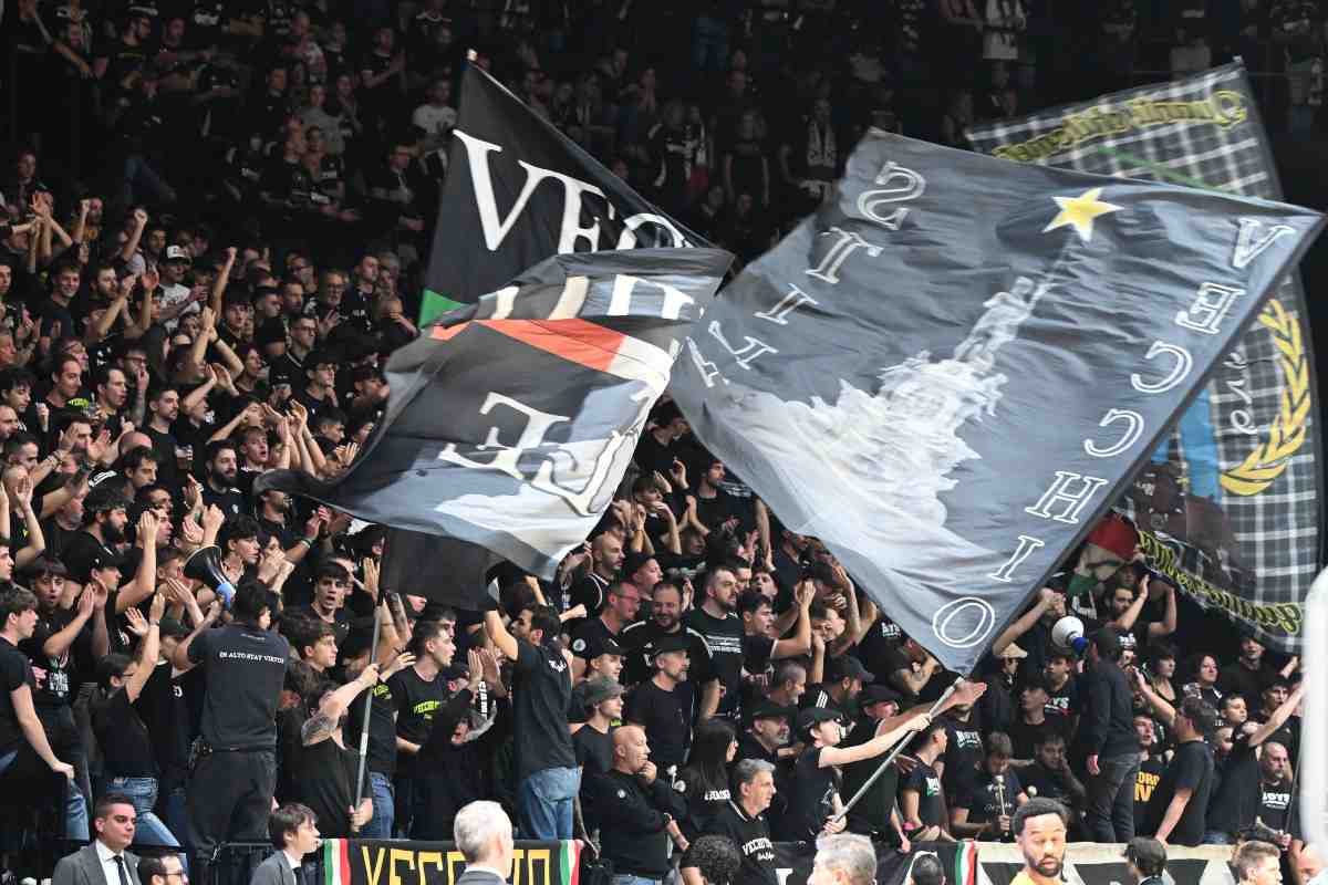 Tifosi Virtus sventolano bandieroni