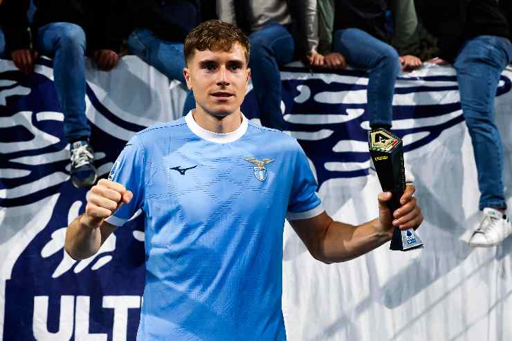 Tomas Basic con un premio da mvp tra le mani