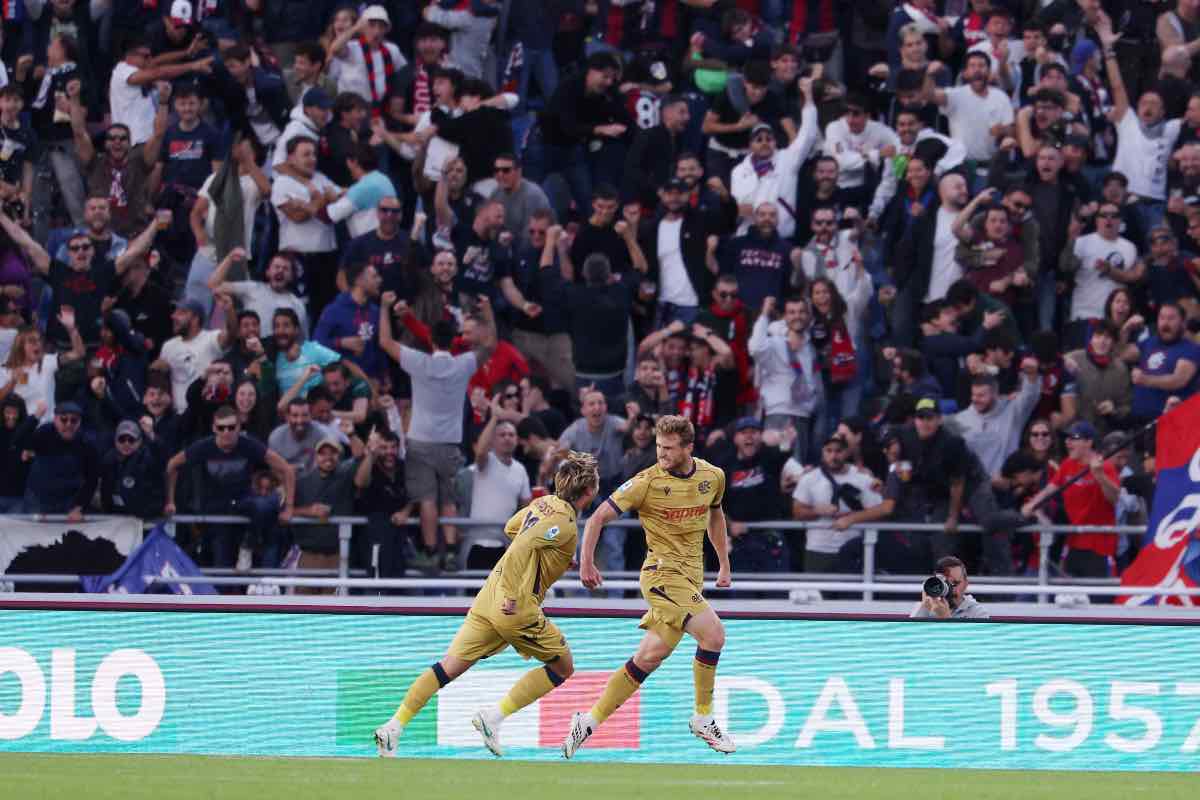 Tommaso Pobega festeggia con Bernardeschi il gol in Bologna-Inter