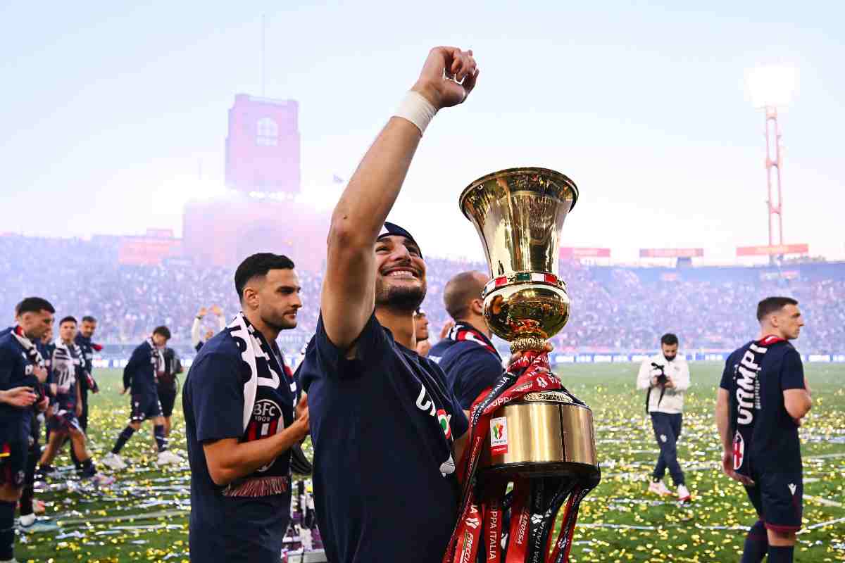 Riccardo Orsolini festeggia con la Coppa Italia