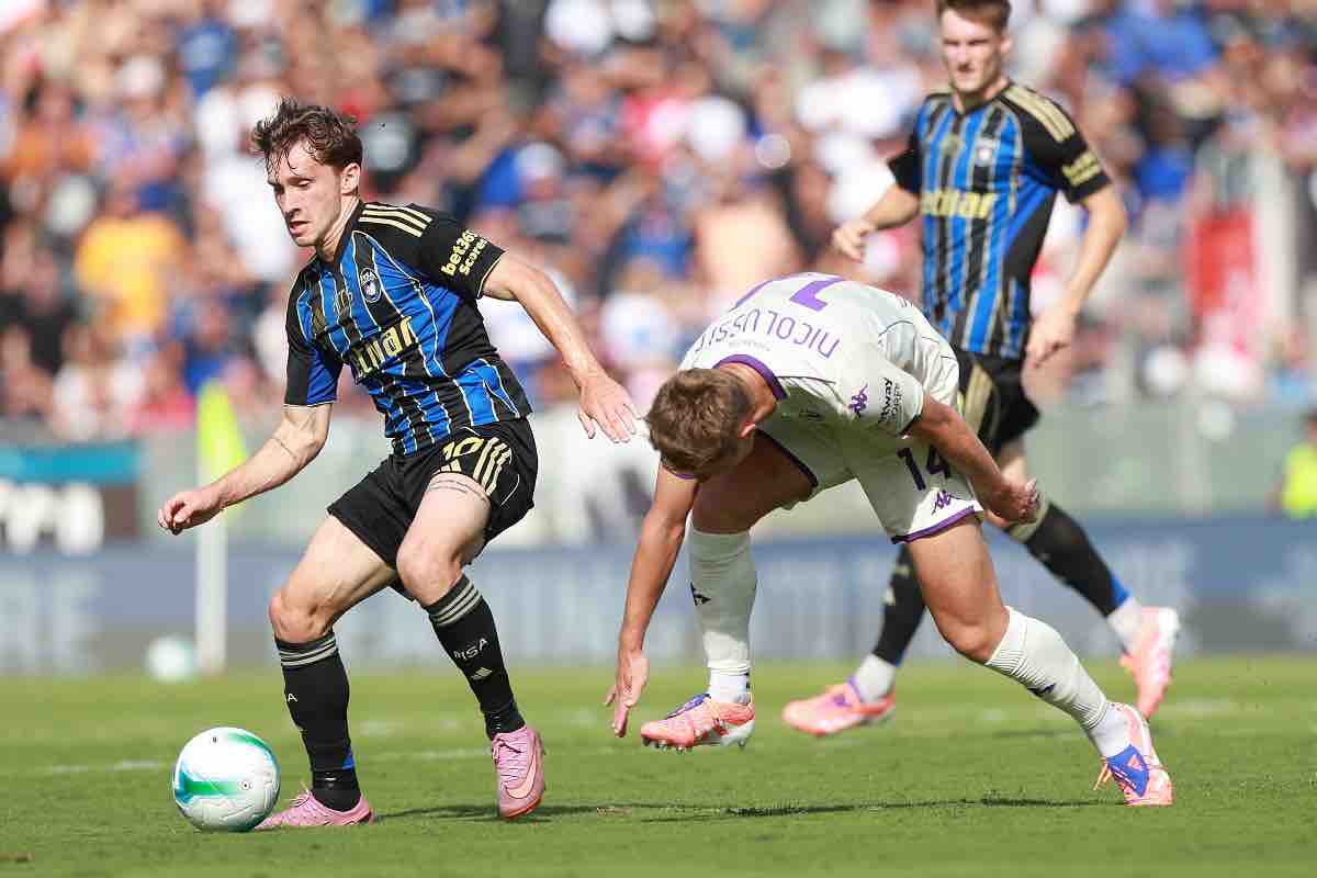 Matteo Tramoni supera in dribbling Nicolussi Caviglia durante Pisa-Fiorentina