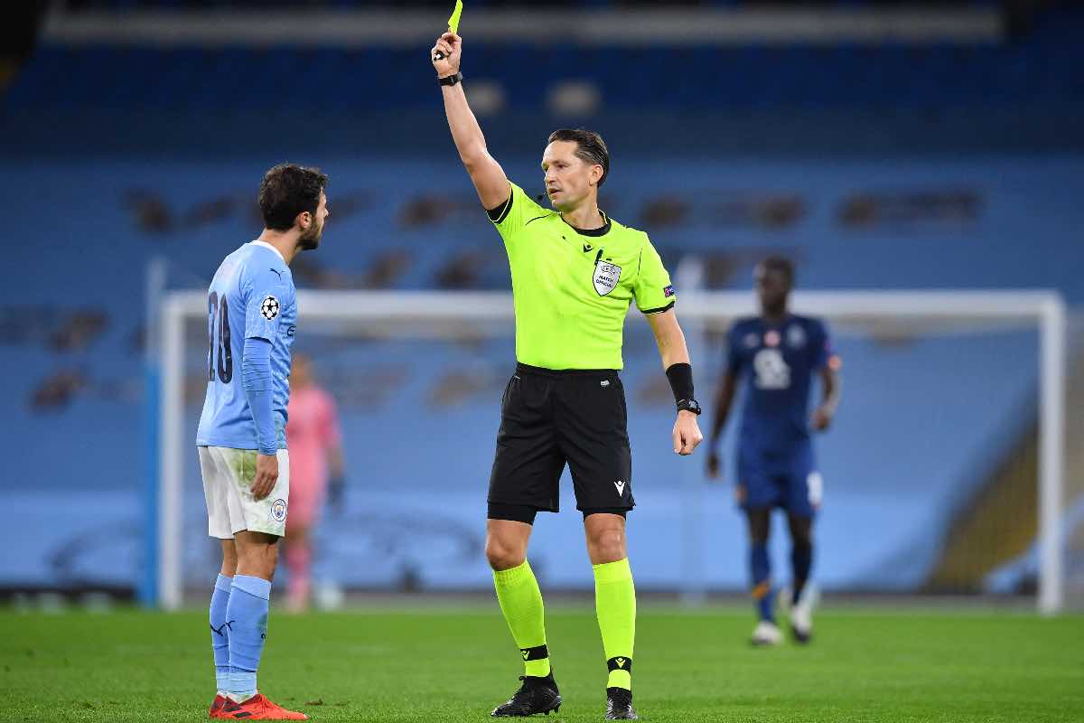 Andris Treimanis ammonisce Bernardo Silva del Manchester City