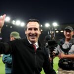 Unai Emery saluta i tifosi dell’Aston Villa
