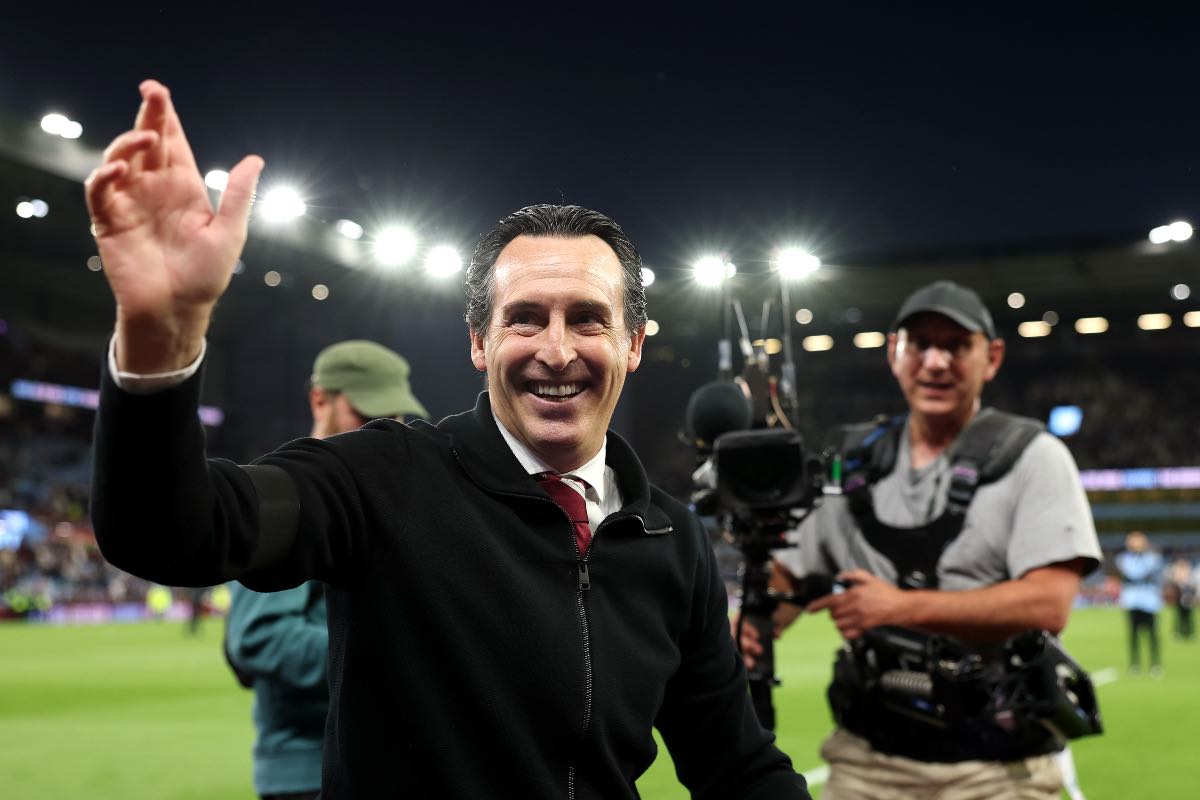 Unai Emery saluta i tifosi dell’Aston Villa