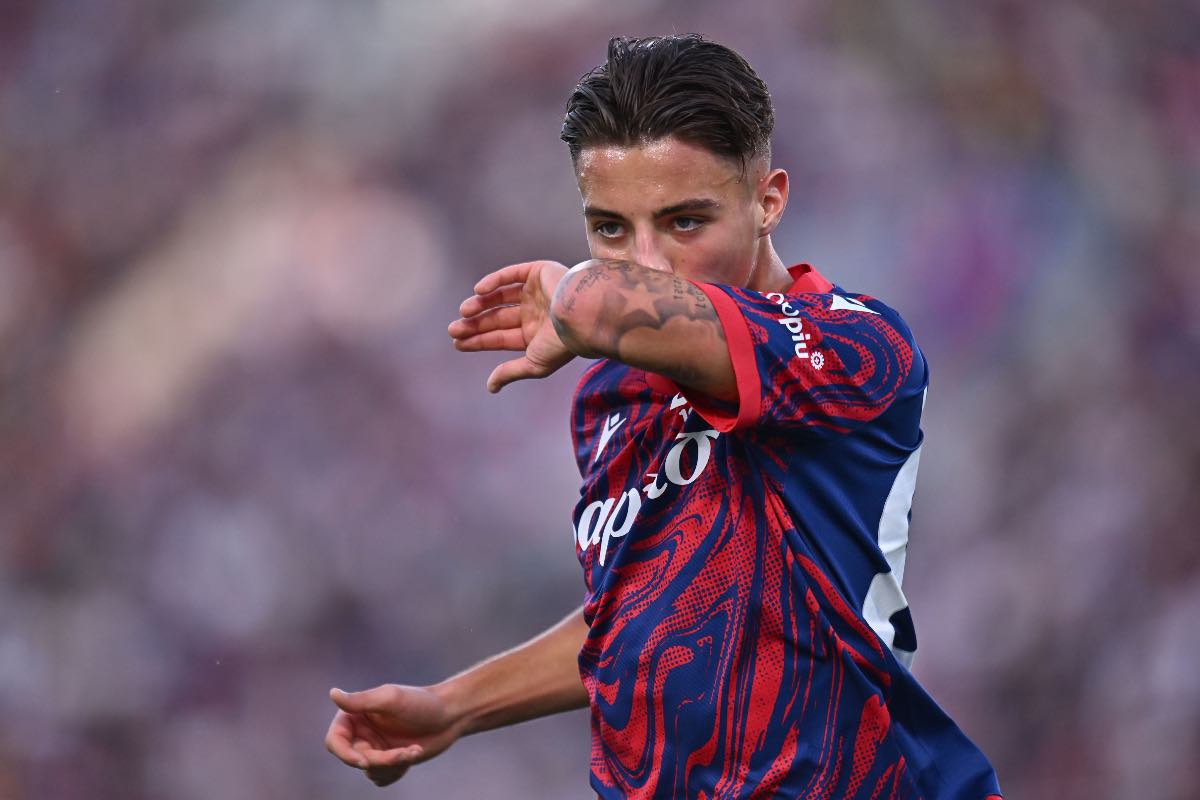 Kacper Urbanski con la maglia del Bologna