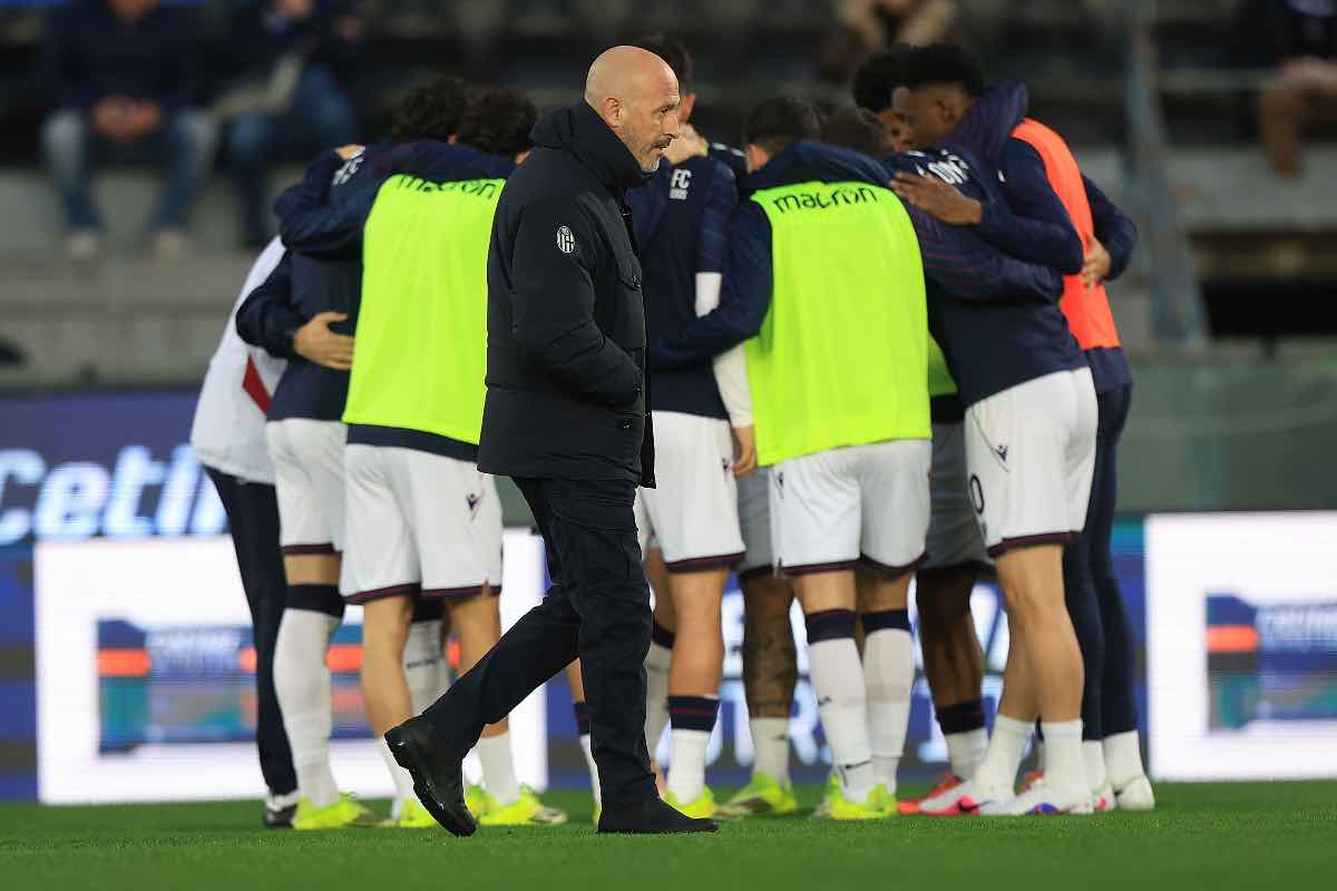 Italiano e la sua squadra sullo sfondo durante Pisa-Bologna