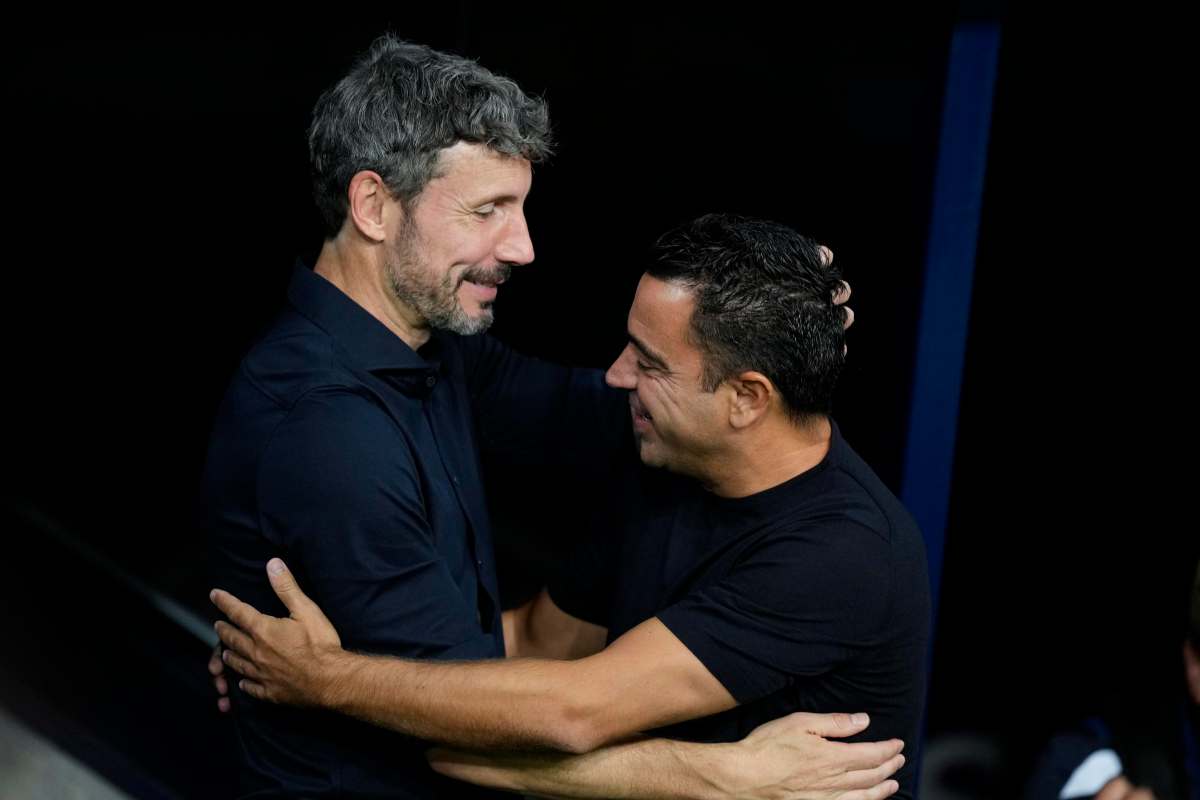 Van Bommel e Xavi prima di una partita