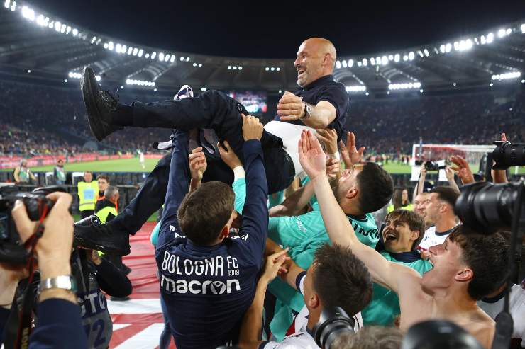 Vincenzo Italiano festeggiato dai giocatori