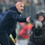 Vincenzo Italiano dà indicazioni alla squadra