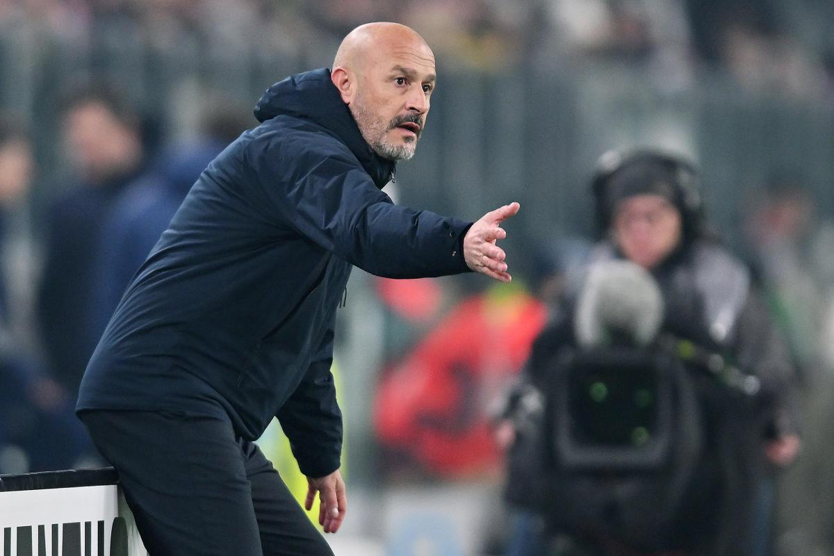 Vincenzo Italiano dà indicazioni alla squadra