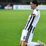 Vlahovic esulta dopo il gol