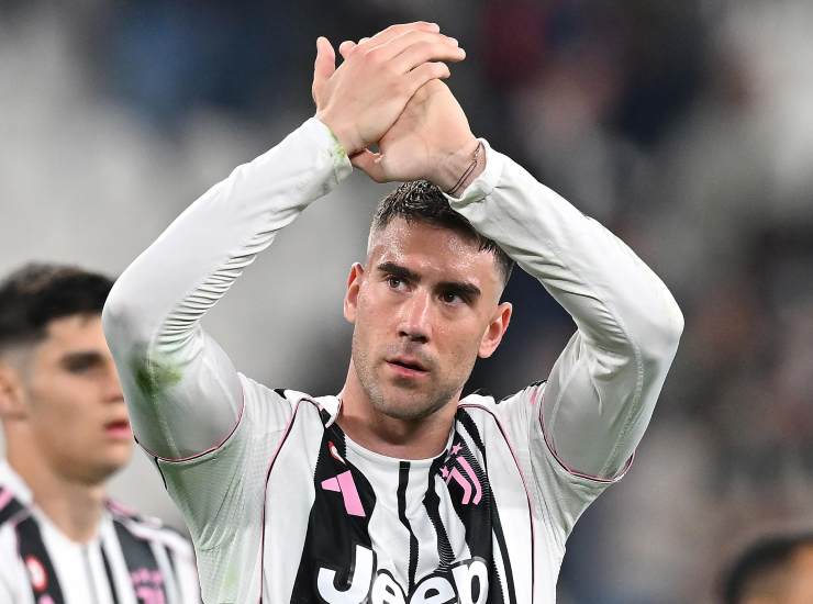 Vlahovic applaude il pubblico