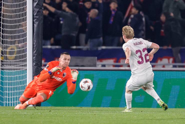 Lukasz Skorupski para un tiro in Bologna-Brann