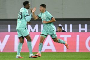 Nicolò Cambiaghi batte il cinque a Jhon Lucumì