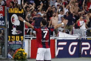 Riccardo Orsolini esulta davanti alla curva