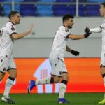 Riccardo Orsolini esulta con i compagni per un gol