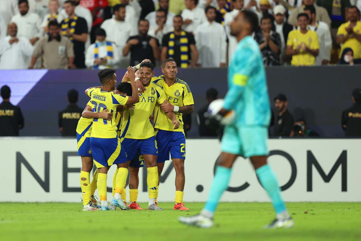 Wesley festeggia il gol con i compagni