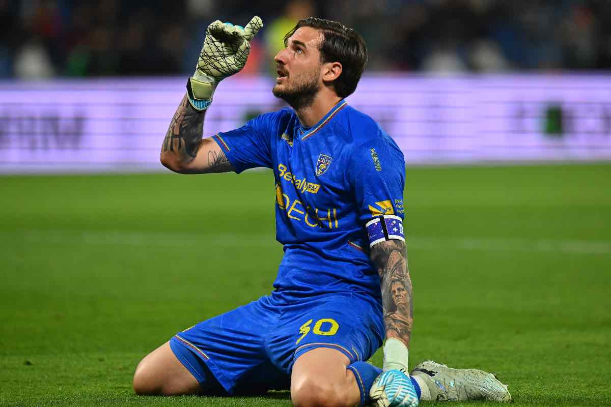 Wladimiro Falcone festeggia la vittoria in Sassuolo-Lecce