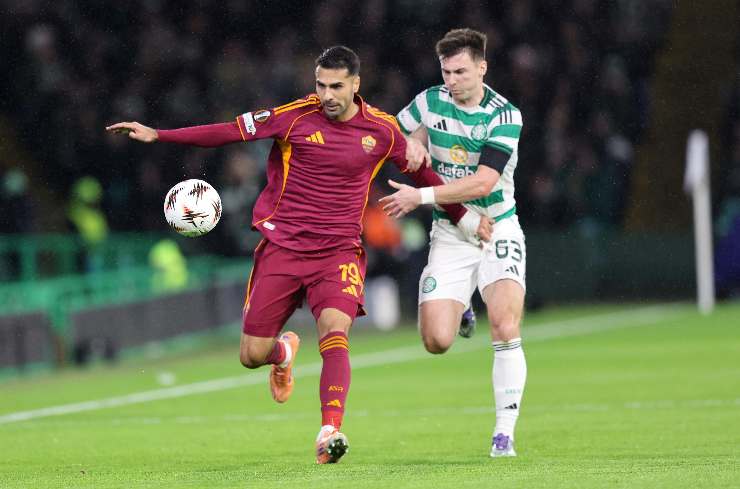 Zeki Celik in azione con la maglia della Roma