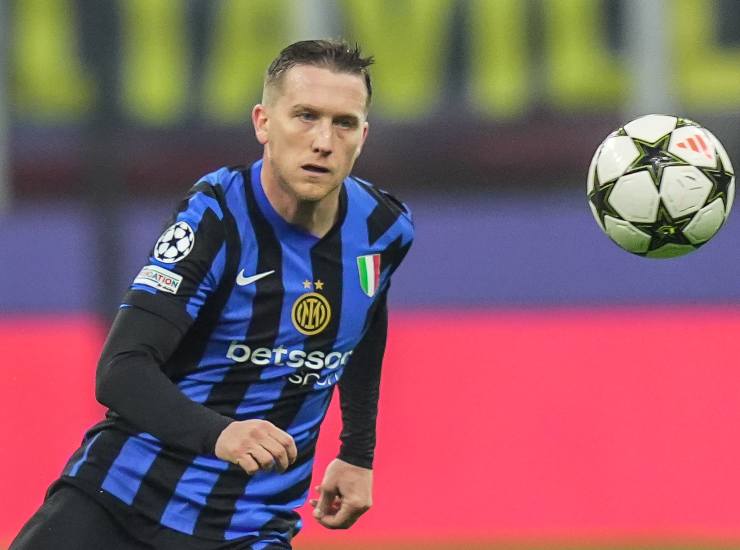 Zielinski osserva la palla